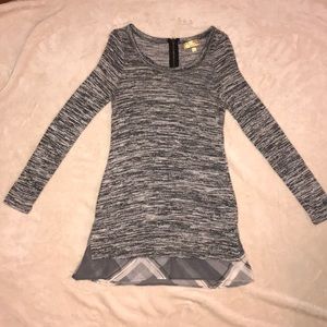 Gray tunic sweater with plaid underlay